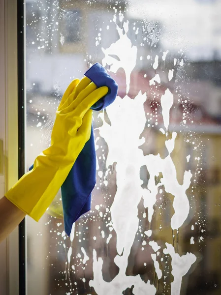 Mão Feminina Luvas Amarelas Vidros Limpeza Com Pano Spray Detergente — Fotografia de Stock