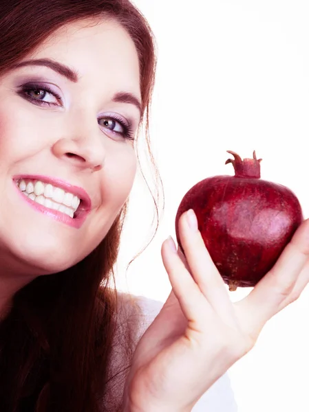 Mujer Morena Alegre Chica Sosteniendo Frutas Granada Las Manos Blanco — Foto de Stock