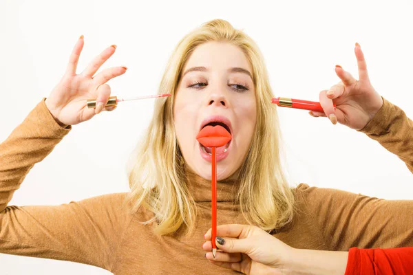 Junge Erwachsene Frau Die Lippenstift Oder Lipgloss Aufträgt Und Sich — Stockfoto