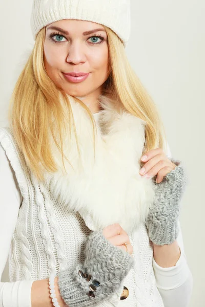 冬のファッション 若い金髪女性ファッショナブルな冬服白い毛皮のスカーフ ウールの帽子と手袋を身に着けているスタジオ撮影 — ストック写真
