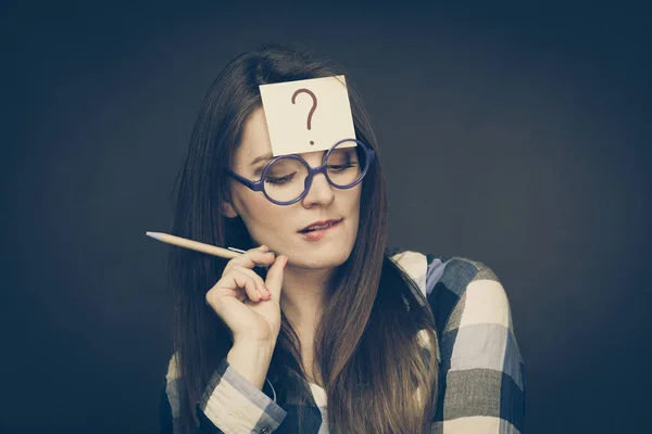 Woman Confused Thinking Seeks Solution Paper Card Question Mark Her — Stock Photo, Image