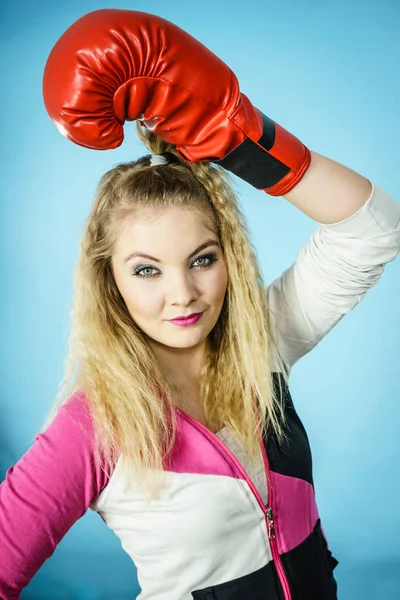 面白いですブロンド女の子女性ボクサーで大楽しいです赤手袋遊びスポーツボクシングスタジオショットオン青 — ストック写真