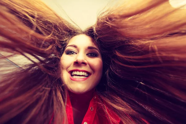 Šťastná Pozitivní Žena Dlouhými Hnědými Vlasy Prezentující Své Zdravé Účes — Stock fotografie