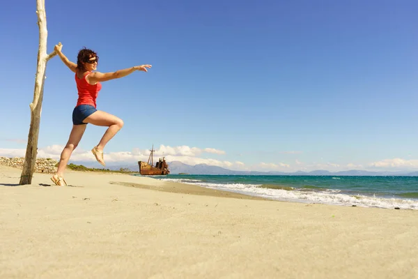 Travel Freedom Mature Tourist Woman Beach Enjoying Summer Vacation Old — Stock Photo, Image