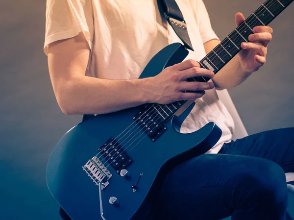 Close Homem Tocando Guitarra Elétrica Durante Show Estúdio Música Instrumentos — Fotografia de Stock