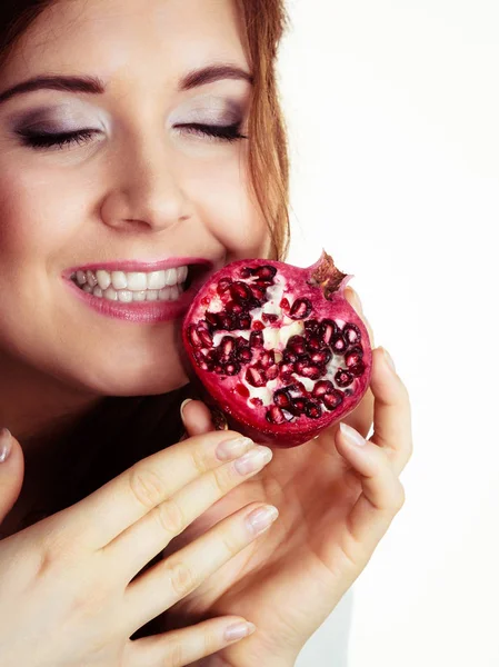 Mulher Menina Morena Alegre Segurando Frutas Romã Mãos Branco Alimentação — Fotografia de Stock