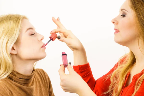 Maquiagem Amigo Artista Aplicando Outro Batom Mulher Brilho Labial Nos — Fotografia de Stock