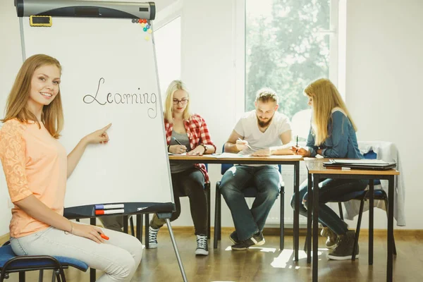 Onderwijs Kennis Wijsheid Leren Nieuwe Dingen Concept Student Meisje Schrijven — Stockfoto