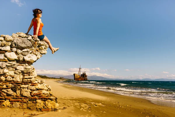 Libertà Viaggio Donna Turista Matura Sulla Spiaggia Godendo Vacanze Estive — Foto Stock