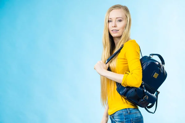 Blondýny Dospívající Dívka Chodí Školy Nebo Vysokou Stylovém Batohu Oblečení — Stock fotografie