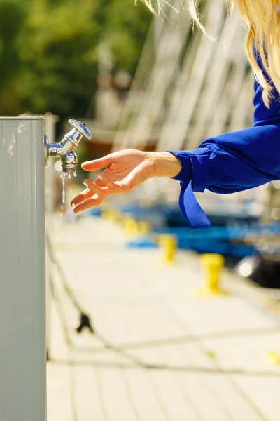 Mulher Limpando Lavar Mãos Livre Dispensador Água Marinha Conceito Higiene — Fotografia de Stock