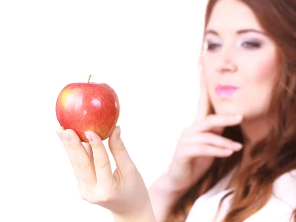 年轻的黑发女人推荐健康饮食 手握红苹果 注重水果 注重白食 — 图库照片