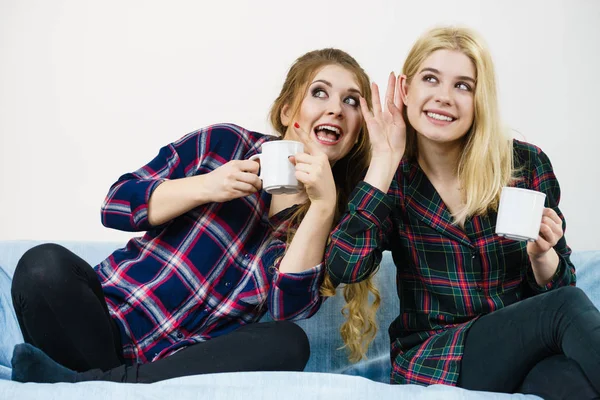 Duas Amigas Sentadas Juntas Sofá Conversando Fofocando Bebendo Chá Café — Fotografia de Stock