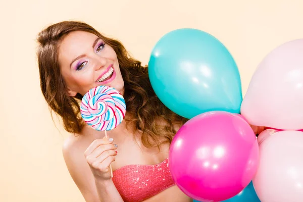 Frau Lächelt Fröhliches Mädchen Mit Bunten Luftballons Und Süßem Lutscher — Stockfoto