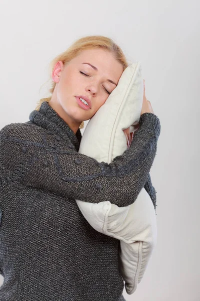 睡眠時間 暖かい寝具 疲労の概念 幸せな眠い疲れた女笑顔で居心地の良い白い枕を保持 — ストック写真