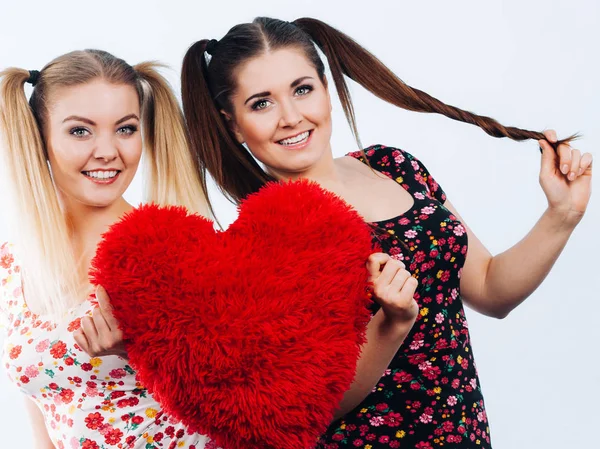 Gelukkige Twee Tienervrouwen Met Een Hartvormig Kussen Valentijnsdag Cadeau Ideeën — Stockfoto