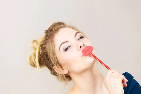 快乐的女人拿着假嘴唇在棍子上玩得开心 摄影和嘉年华有趣配件概念 — 图库照片