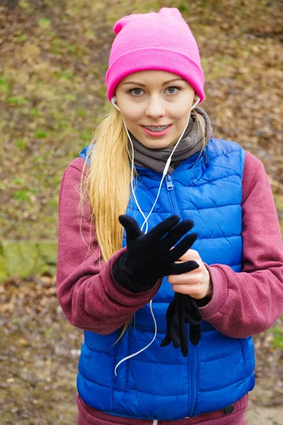 Sport Och Aktiviteter Kalla Tider Smal Passform Fitness Kvinna Utomhus — Stockfoto