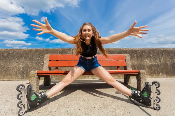 Feliz Alegre Jovem Mulher Vestindo Patins Relaxante Após Longa Viagem — Fotografia de Stock