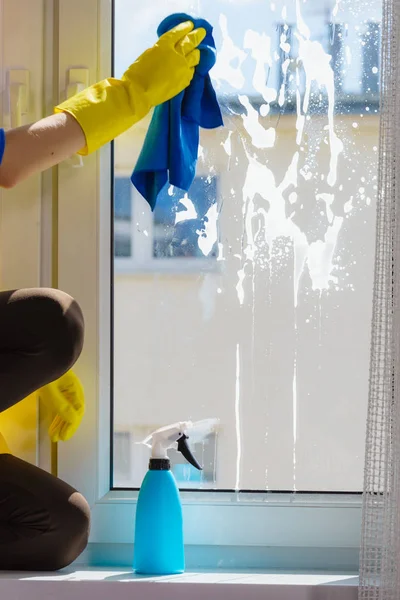 Mano Femenina Guantes Amarillos Limpiando Cristal Ventana Con Trapo Detergente — Foto de Stock