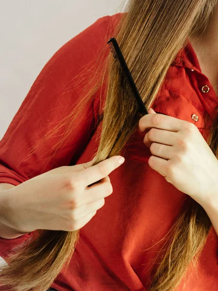 Tiener Vrouw Lang Bruin Haar Met Mooi Kapsel Niet Gespleten — Stockfoto