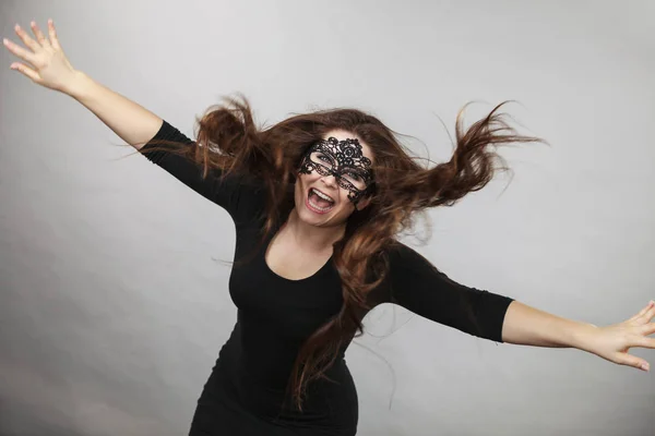 Счастливая Загадочная Женщина Маске Синяком Глазом Длинными Каштановыми Волосами — стоковое фото