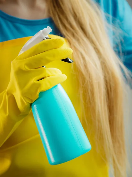 Vrouwelijke Hand Gele Handschoenen Reinigingsvenster Met Blauwe Doek Spray Wasmiddel — Stockfoto