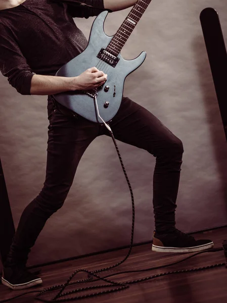 일렉트릭 기타로 인식할 악기와 연주입니다 — 스톡 사진