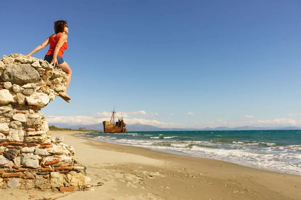 Travel Freedom Mature Tourist Woman Beach Enjoying Summer Vacation Old — Stock Photo, Image