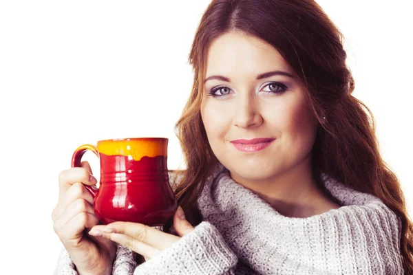 穿着暖和衣服的女人 灰色毛衣 手里拿着漂亮的红色杯子 上有热饮茶或咖啡 白色的 — 图库照片