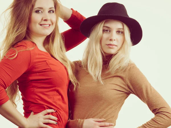 Två Fashionabla Vackra Kvinnor Som Bär Vackra Snygga Outfits Bär — Stockfoto