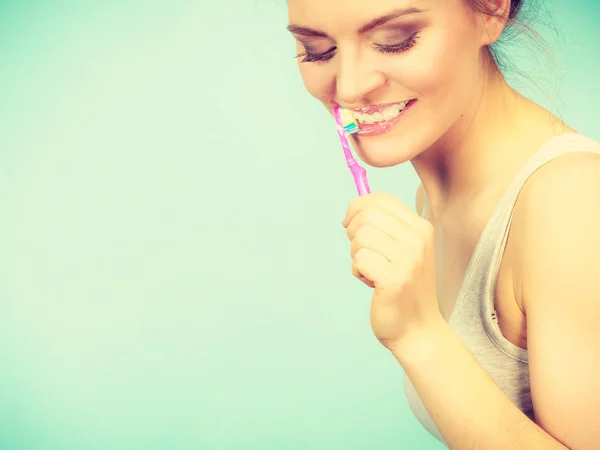 女性クリーニング歯を磨く 歯ブラシを持つ少女 口腔衛生 明るい緑の背景 — ストック写真