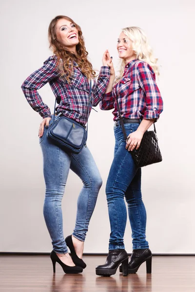 一代人的关系和时尚概念 成年的女儿和母亲在全长与手袋构成 两个有吸引力的休闲风格女人穿牛仔长裤格子衬衫 — 图库照片