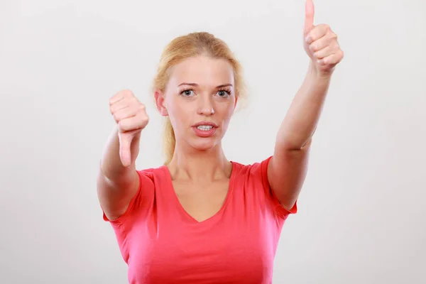 Conceito Gestos Positivos Negativos Mulher Atraente Confuso Vestindo Tshirt Vermelha — Fotografia de Stock