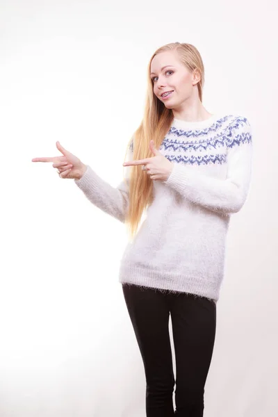 Bir Şey Reklam Kavramı Dikkat Genç Sarışın Kadın Kış Tüylü — Stok fotoğraf