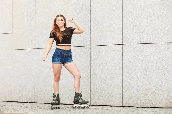 Mujer Joven Con Patines Pie Contra Pared Hormigón Ciudad Mujer —  Fotos de Stock