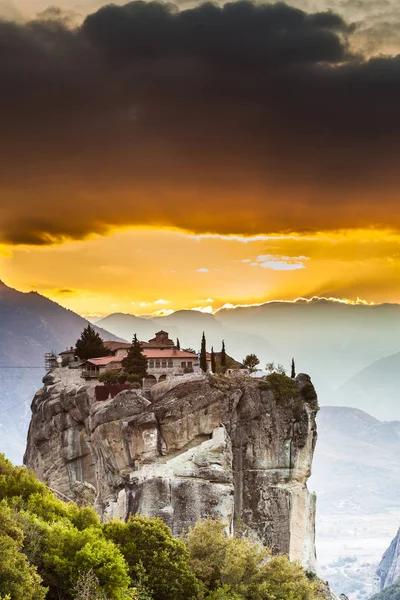 在悬崖上的三位一体的修道院 希腊目的地 希腊卡拉姆巴卡的Meteora修道院 教科文组织世界遗产场址 — 图库照片
