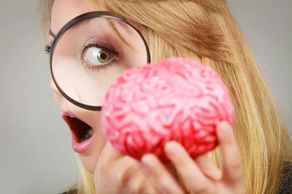 Блондинка Тримає Збільшувальне Скло Досліджуючи Щось Уважно Дивлячись Підроблений Мозок — стокове фото