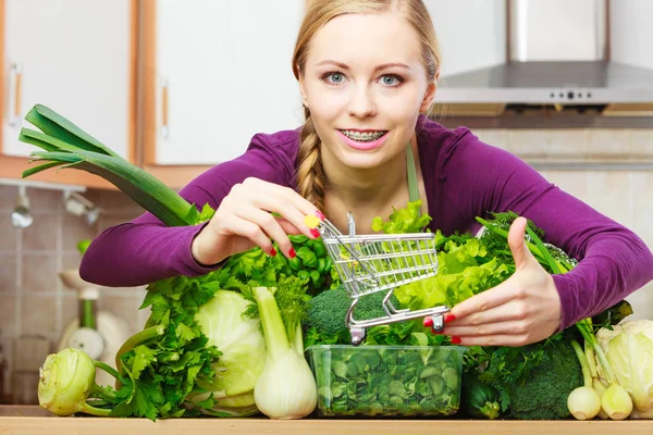 Comprare Dieta Sana Concetto Cibo Donna Cucina Con Molte Verdure — Foto Stock