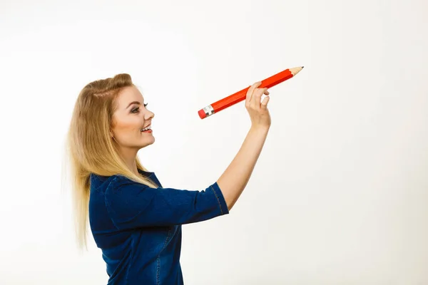 Mujer Sonriente Positiva Estudiante Rubia Maestra Sosteniendo Gran Dibujo Lápiz — Foto de Stock