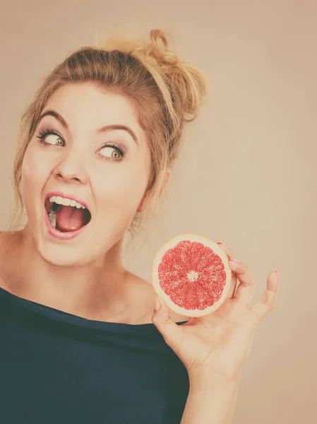 Dieta Saludable Comida Refrescante Llena Vitaminas Mujer Feliz Sosteniendo Deliciosos — Foto de Stock