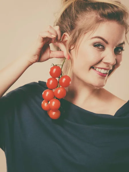 Concepto Verduras Alimentos Ecológicos Feliz Mujer Sonriente Positiva Sosteniendo Tomates — Foto de Stock