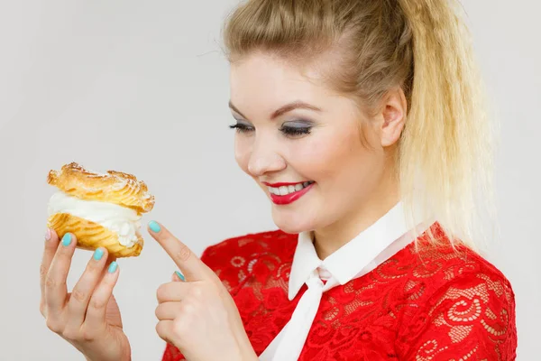 Conceito Comida Doce Felicidade Engraçado Mulher Loira Alegre Segurando Delicioso — Fotografia de Stock