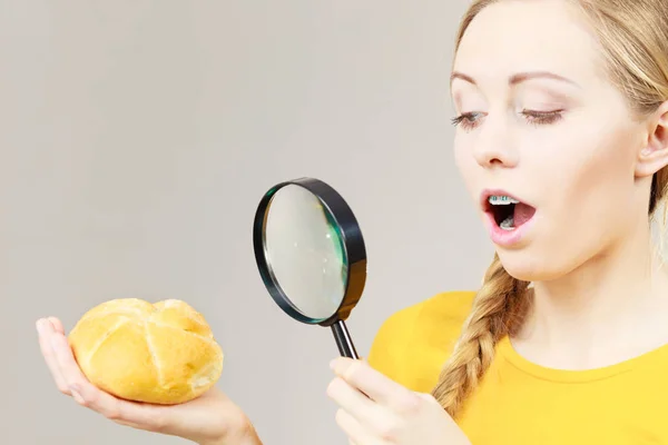 Chockad Kvinna Håller Bröd Rulle Och Förstoringsglas Undersöka Vete Produkt — Stockfoto