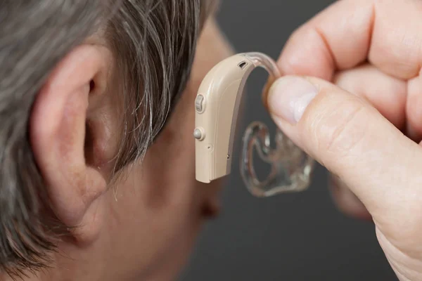 Fechar Mulher Idosa Com Aparelho Auditivo Ouvido Cuidados Saúde Ouvir — Fotografia de Stock
