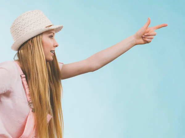 快乐快乐的少女 准备夏天穿粉红衣服 头戴太阳帽 指着复印空间 — 图库照片