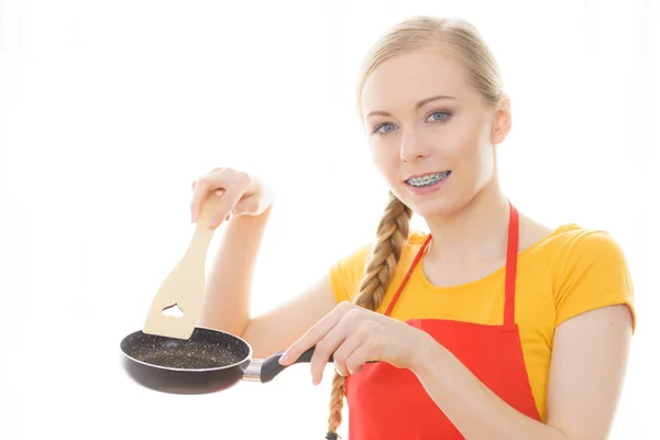 Jovem Alegre Usando Avental Segurando Pequena Panela Cozinha Espátula Madeira — Fotografia de Stock