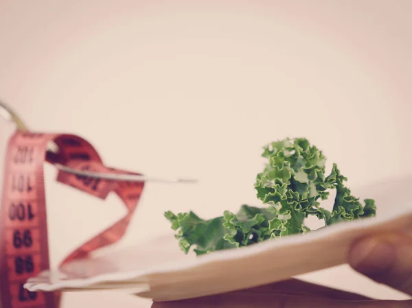 Donna Irriconoscibile Che Dieta Affamata Tiene Forchetta Con Piatto Con — Foto Stock