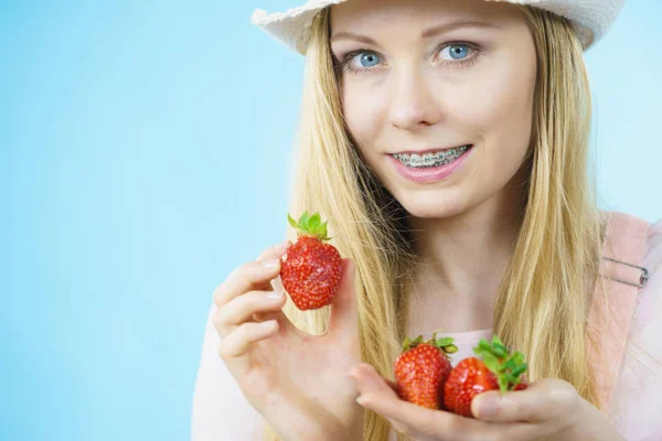 Donna Positiva Giovane Che Tiene Mani Frutta Fragole Fresche Azzurro — Foto Stock