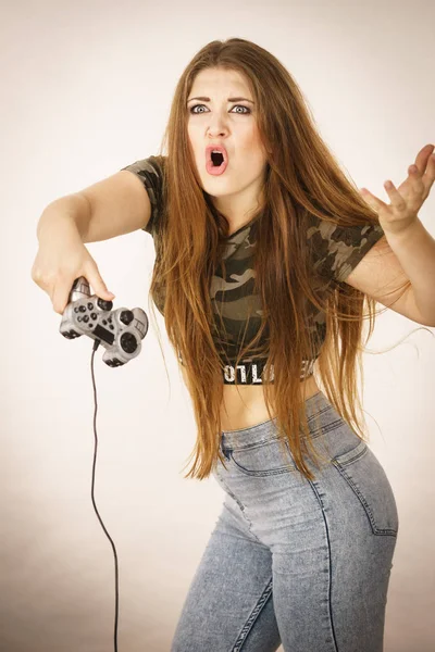 Kızgın Genç Video Konsolda Oyun Pedi Tutan Oynayan Kadın Deli — Stok fotoğraf